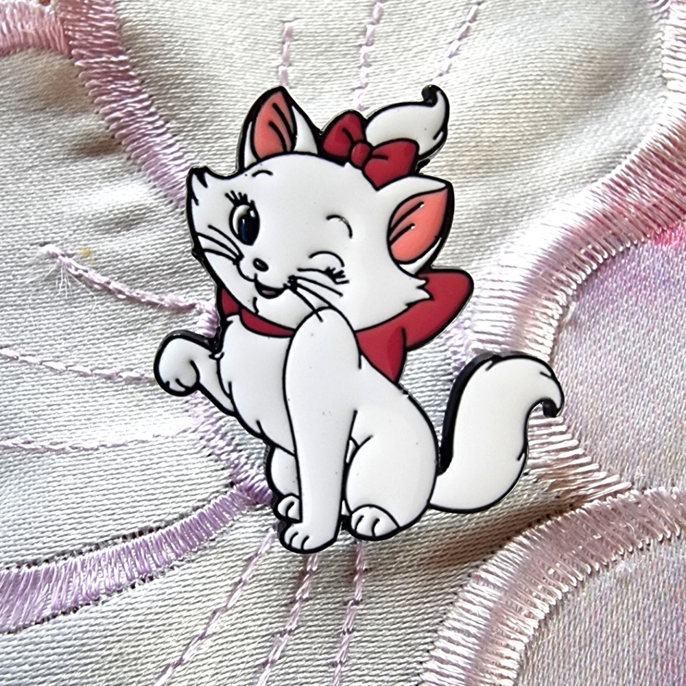 🆕️Adorable Winking Marie Aristocats White Cat Lapel Pin with Pink Bow